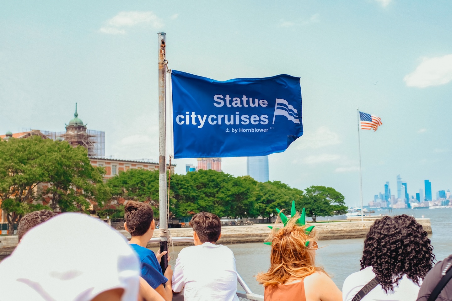 Statue Citycruises Flag