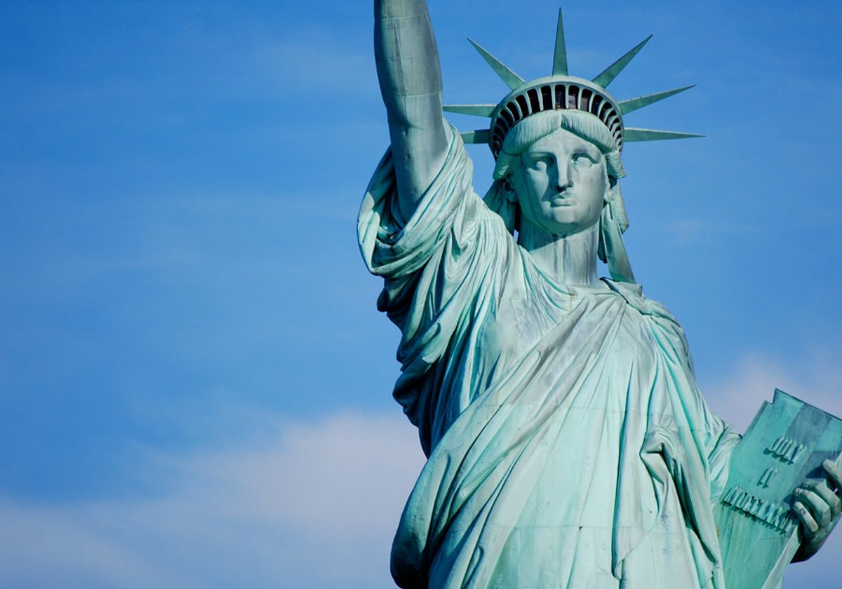 Vista del ponte di Brooklyn dal traghetto di Statue City Cruises.