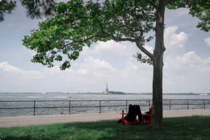 Vista della Statua della Libertà sul lungomare di Brooklyn Heights.
